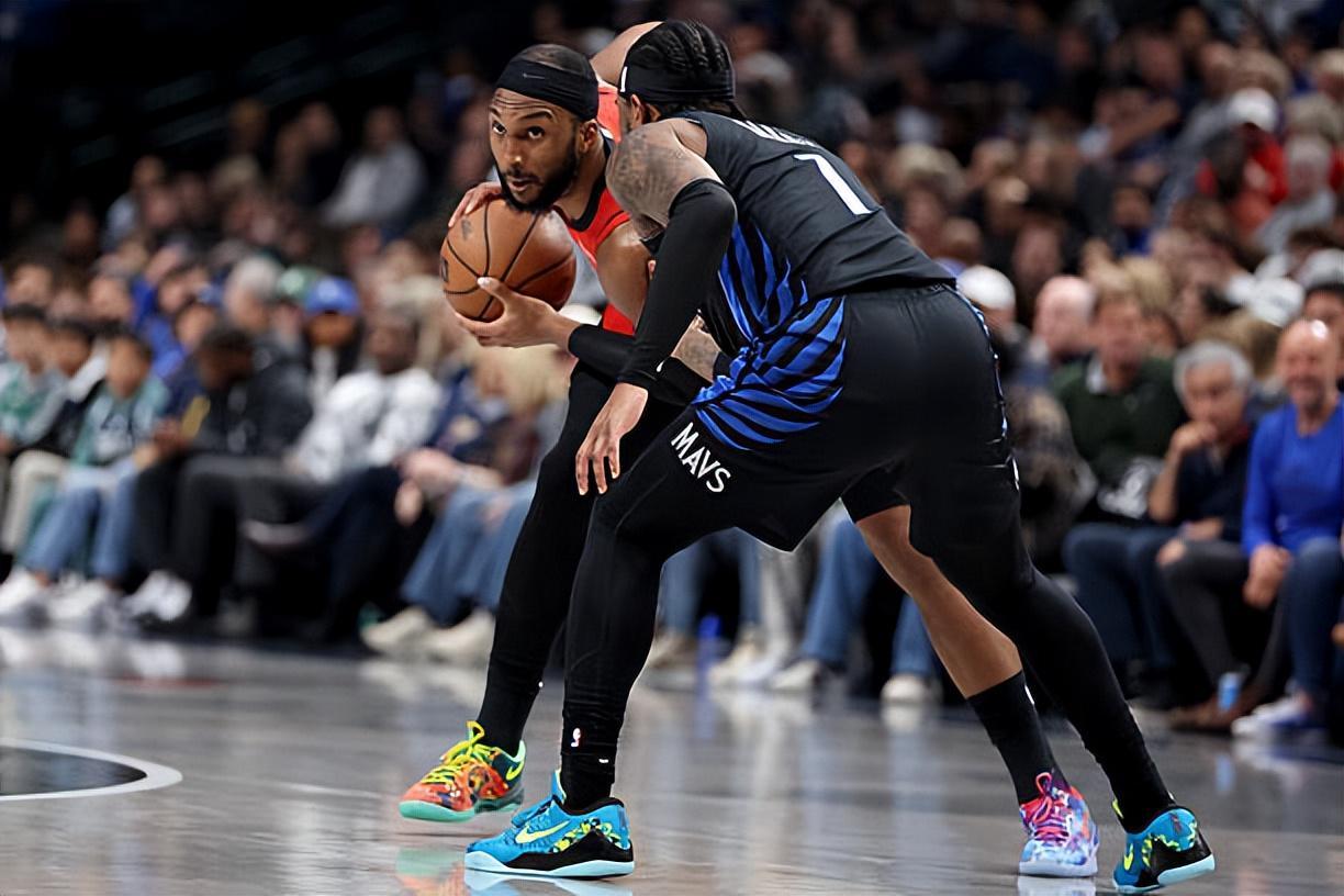 五大联赛-让两大铁匠担任后场双枪，火箭的战术和人员安排看起来有些搞笑？