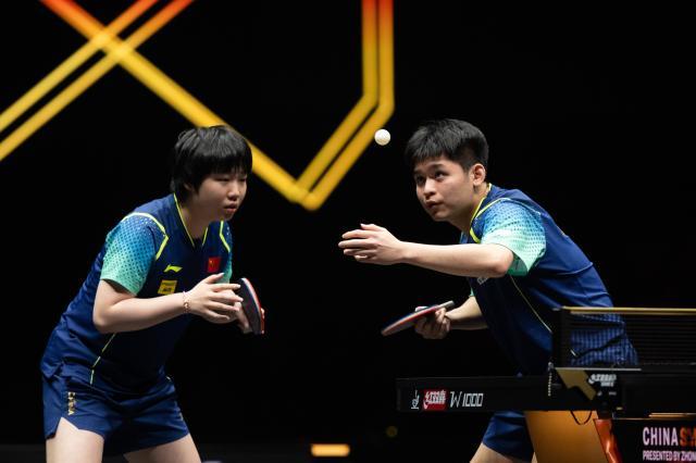 1728056131775052611.jpg (体育)(6)乒乓球——WTT中国大满贯:林诗栋_蒯曼夺得混双冠军XxjpseC007428_20241004_PEPFN0A001.jpg